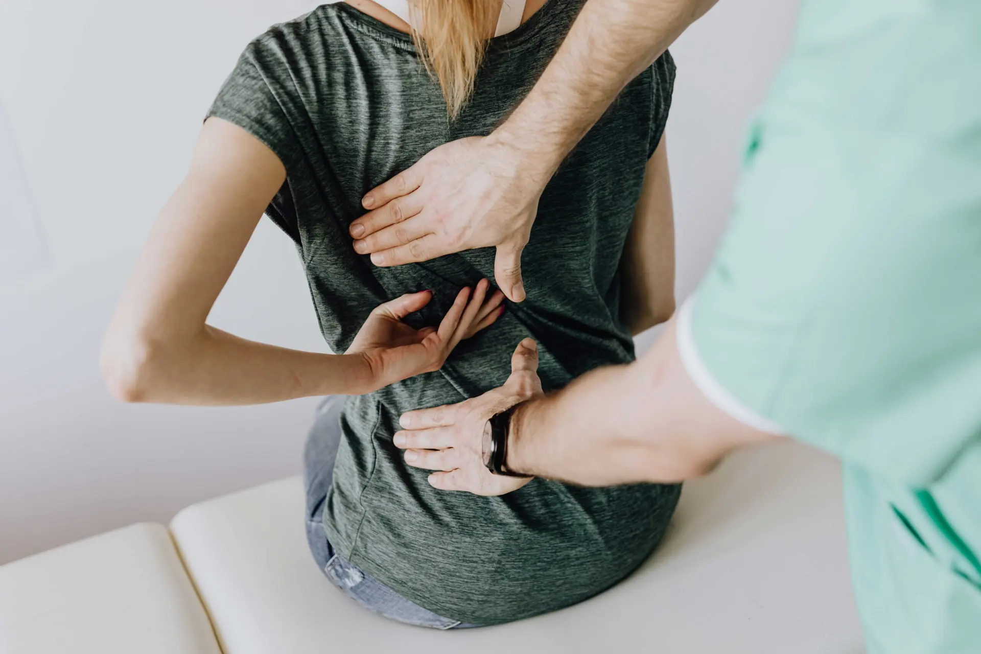Fisioterapeuta demostrando movilizaciones cervicales para aliviar la tensión y reducir el tinnitus